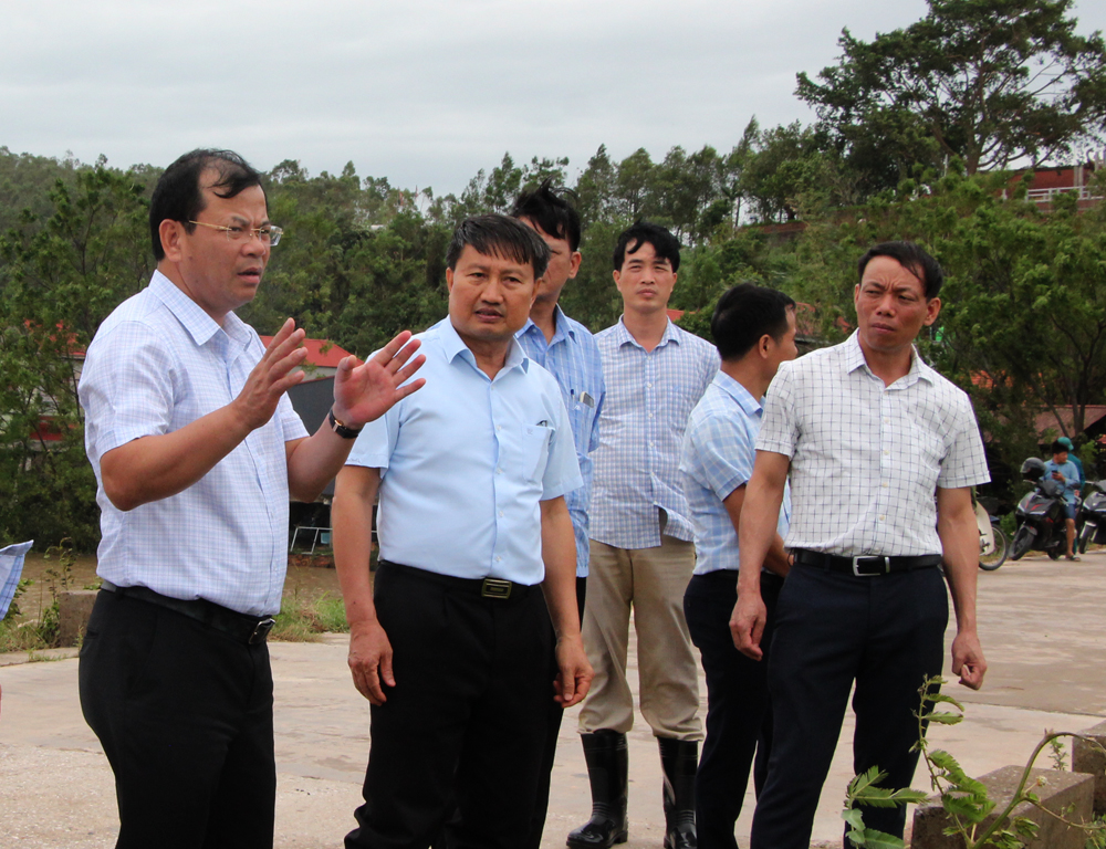 Đồng chí Phan Thế Tuấn chỉ đạo về công tác khắc phục hậu quả sau bão số 3 tại huyện Lục Nam